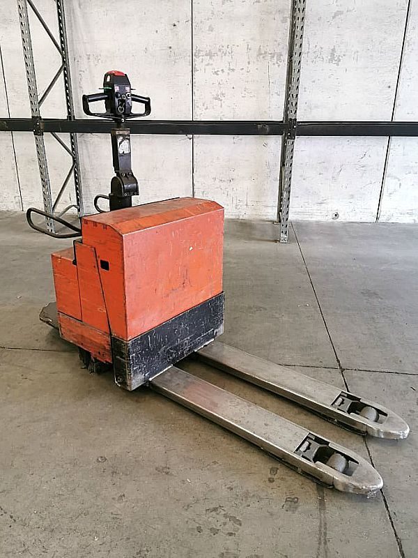 Transpallet_uomo_a bordo_attrezzatura_officina_meccanica
