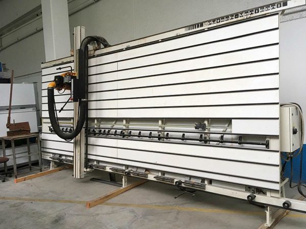 Sezionatrice_verticale_per_pannelli_SVP_145_attrezzatura_officina_meccanica