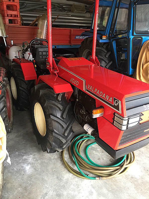 Trattore da frutteto Valpadana 6060 Si tratta di un trattore da frutteto Valpadana 6060 cv 60 snodato in mezzo con botte da 200 lt  per diserbante con targa e libretto. Il trattore è in una condizione che definiremmo "immacolato"