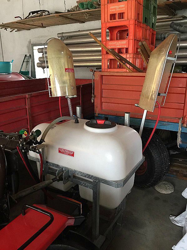 Trattore da frutteto Valpadana 6060 Si tratta di un trattore da frutteto Valpadana 6060 cv 60 snodato in mezzo con botte da 200 lt  per diserbante con targa e libretto. Il trattore è in una condizione che definiremmo "immacolato"