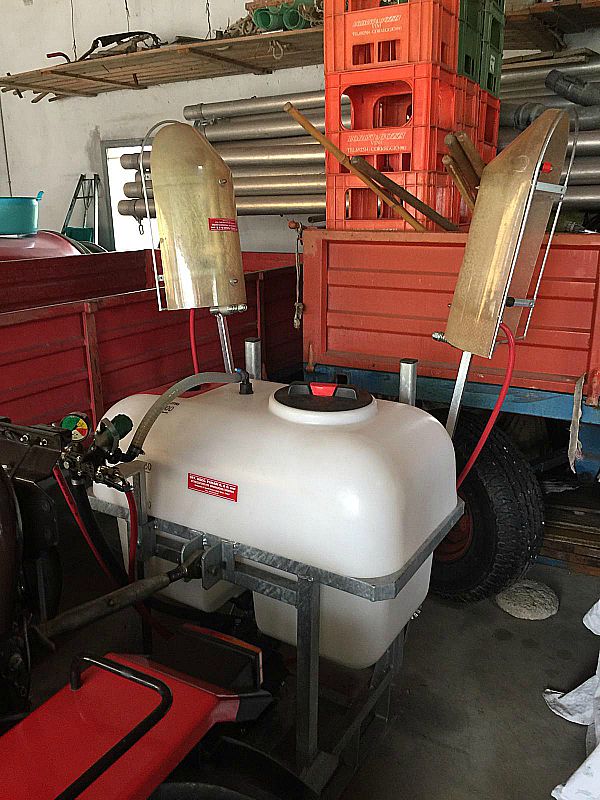 Trattore da frutteto Valpadana 6060 Si tratta di un trattore da frutteto Valpadana 6060 cv 60 snodato in mezzo con botte da 200 lt  per diserbante con targa e libretto. Il trattore è in una condizione che definiremmo "immacolato"