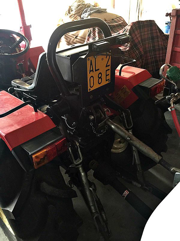 Trattore da frutteto Valpadana 6060 Si tratta di un trattore da frutteto Valpadana 6060 cv 60 snodato in mezzo con botte da 200 lt  per diserbante con targa e libretto. Il trattore è in una condizione che definiremmo "immacolato"