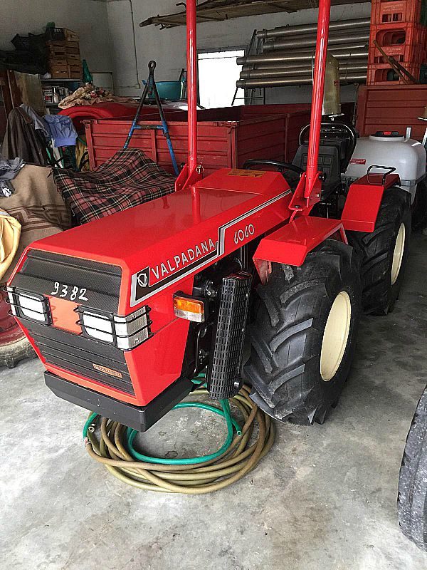 Trattore da frutteto Valpadana 6060 Si tratta di un trattore da frutteto Valpadana 6060 cv 60 snodato in mezzo con botte da 200 lt  per diserbante con targa e libretto. Il trattore è in una condizione che definiremmo "immacolato"
