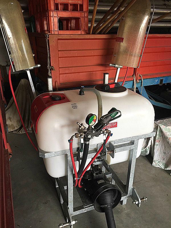 Botte_da_200_litri_per_diserbo_con_cardano_attrezzatura_officina_meccanica