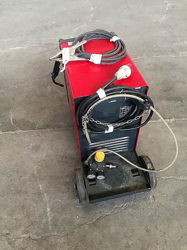 Saldatrice_a_filo_Selco_Neomig_242_attrezzatura_officina_meccanica