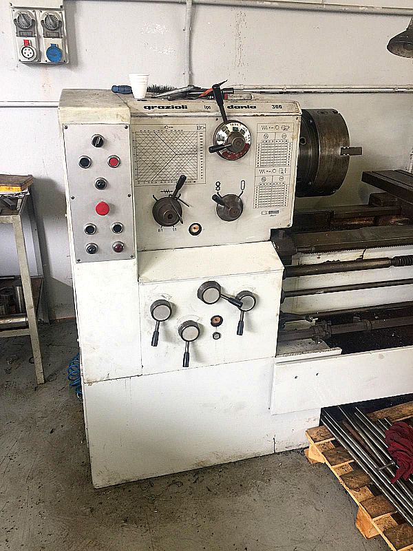 Tornio_Grazioli_mod_Dana_300_2000x300_passaggio_barra_90_1_attrezzatura_officina_meccanica