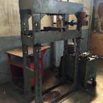 Pressa_idraulica_con_pistone_centrale_70