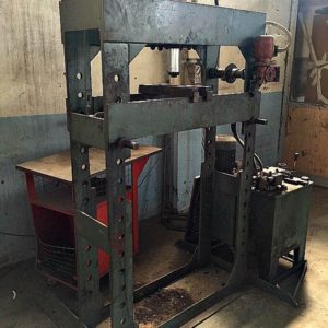 Pressa_idraulica_con_pistone_centrale_70