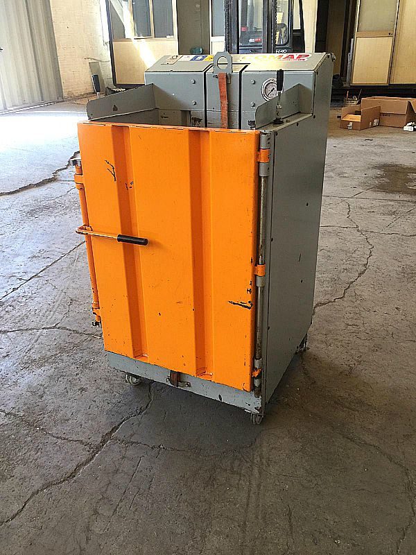 Pressa_per_cartone_e_plastica_COMAP_attrezzatura_officina_meccanica