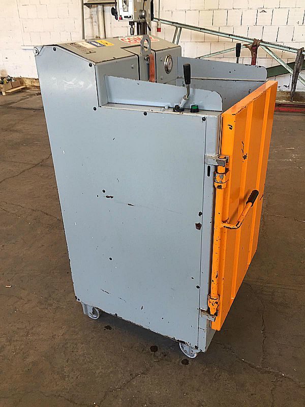 Pressa_per_cartone_e_plastica_COMAP_attrezzatura_officina_meccanica