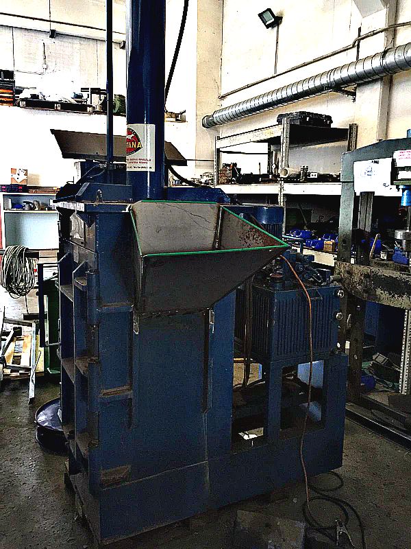 Pressa_per_schiacciare_bidoni_in_ferro_da_200_lt_o_lattine_in_alluminio_o_bidoni_in_ferro_attrezzatura_officina_meccanica