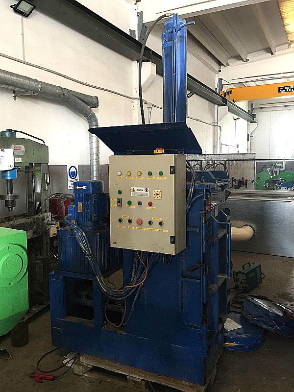 Pressa_per_schiacciare_bidoni_in_ferro_da_200_lt_o_lattine_in_alluminio_o_bidoni_in_ferro_attrezzatura_officina_meccanica