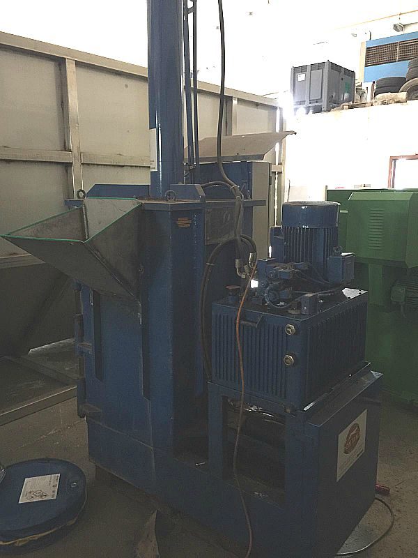 Pressa_per_schiacciare_bidoni_in_ferro_da_200_lt_o_lattine_in_alluminio_o_bidoni_in_ferro_attrezzatura_officina_meccanica