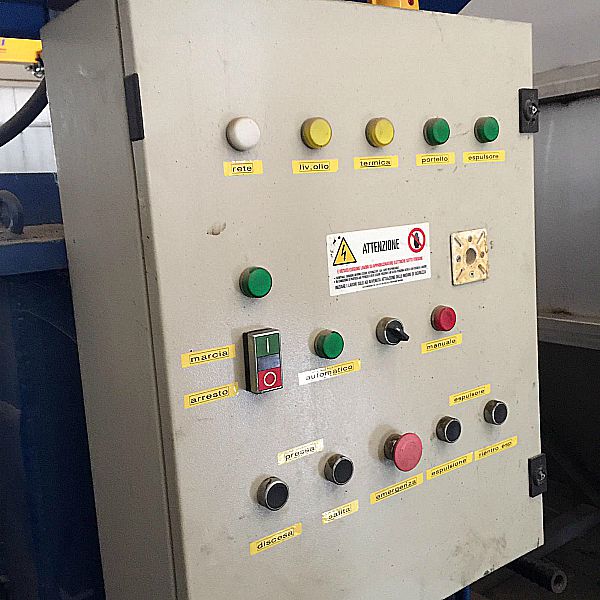 Pressa_per_schiacciare_bidoni_in_ferro_da_200_lt_o_lattine_in_alluminio_o_bidoni_in_ferro_attrezzatura_officina_meccanica