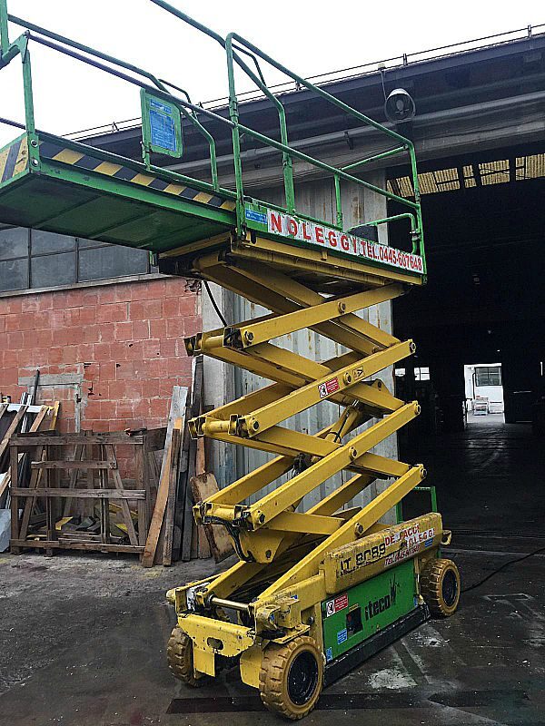 Piattaforma_elettrica_a_forbice_Iteco_8_metri_Attrezzatura_officina_meccanica