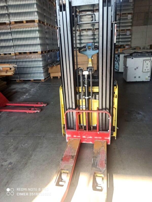 Transpallet_uomo_a_bordo_hyster_attrezzatura_officina_meccanica