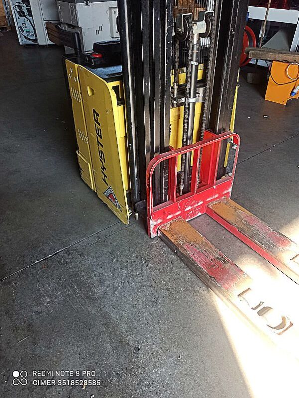 Transpallet_uomo_a_bordo_hyster_attrezzatura_officina_meccanica