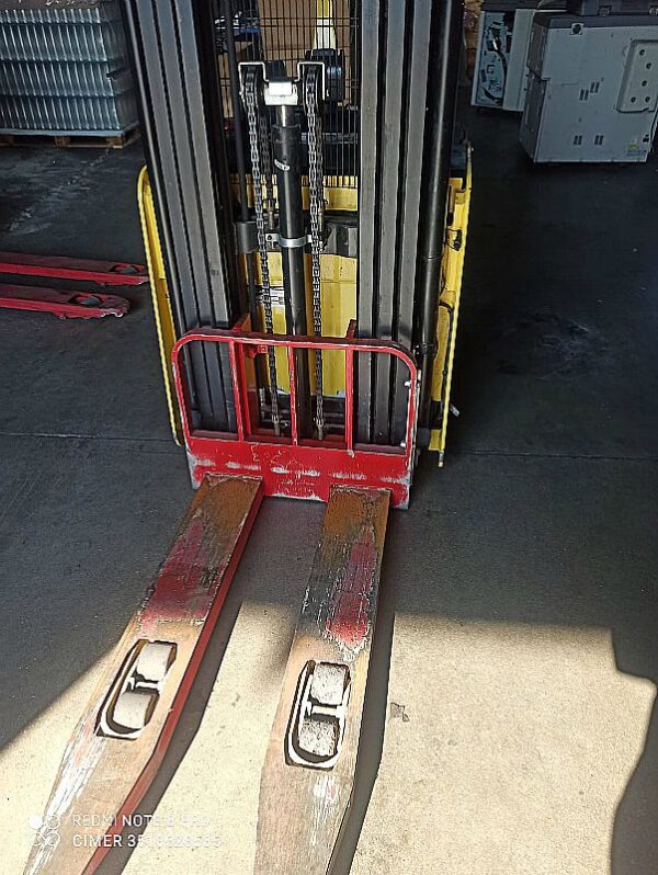 Transpallet_uomo_a_bordo_hyster_attrezzatura_officina_meccanica