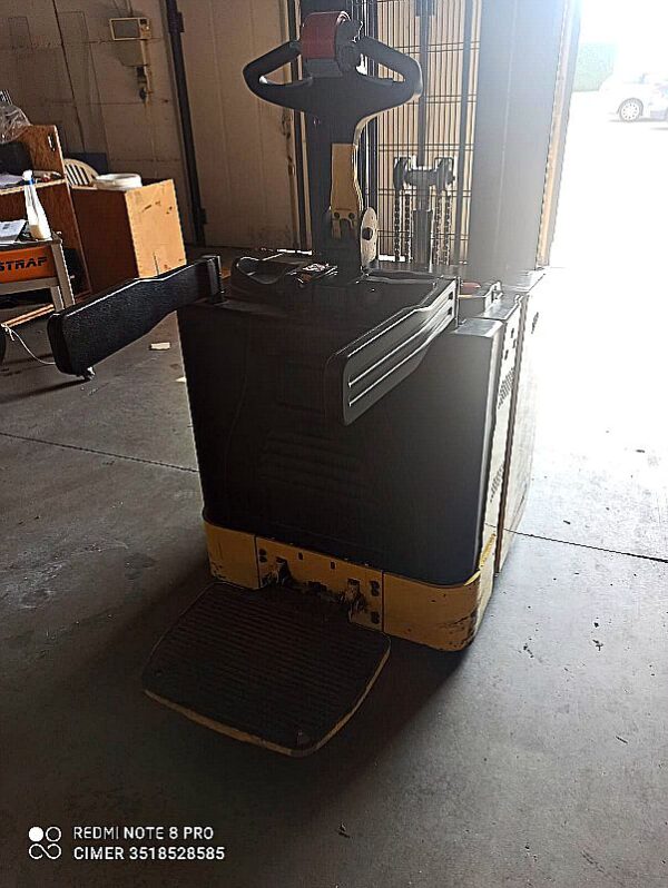 Transpallet_uomo_a_bordo_hyster_attrezzatura_officina_meccanica