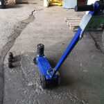 Martinetto_idraulico_con_carrello_e_timone