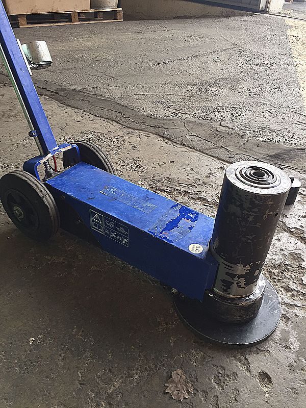 Martinetto_idraulico_con_carrello_e_timone
