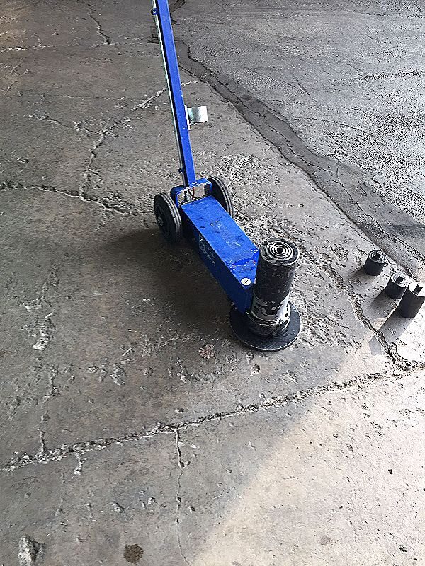 Martinetto_idraulico_con_carrello_e_timone