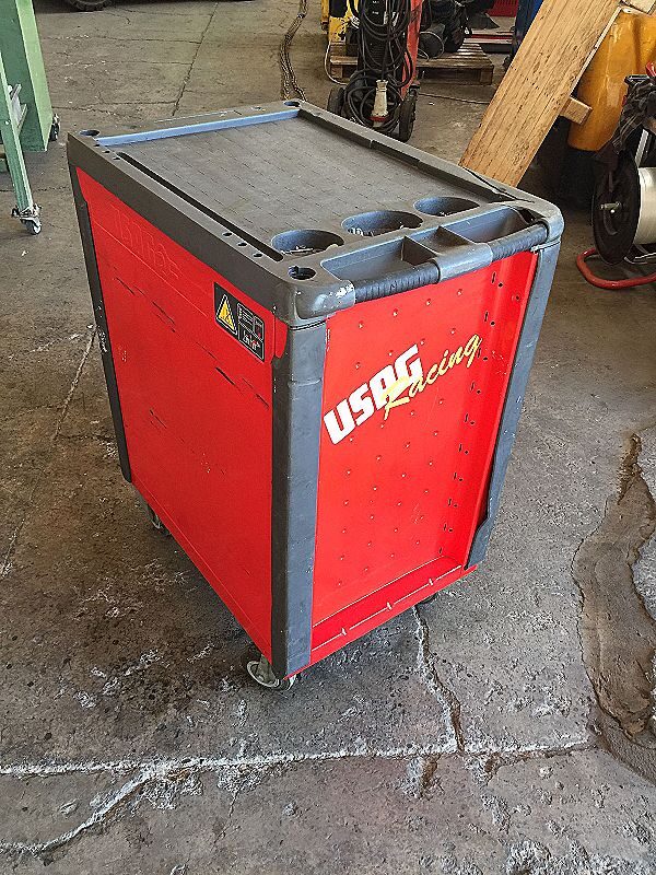 Carrello_Usag_519_RX_pieno_di_attrezzatura