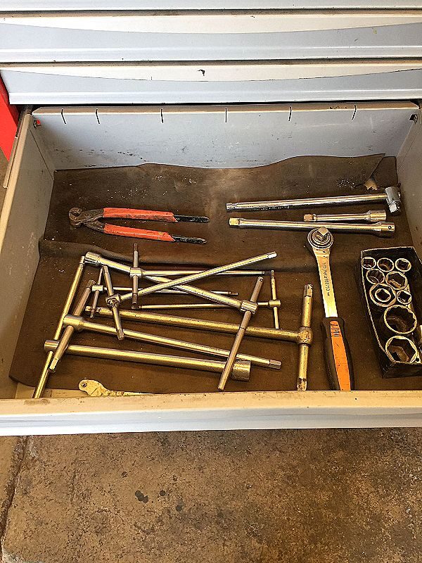Carrello_usag_518_SX_pieno_di_chiavi