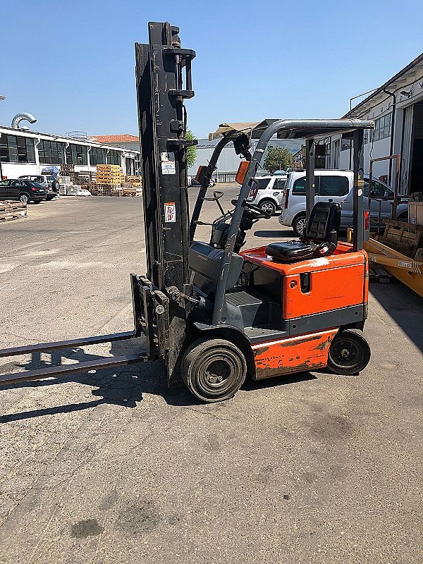 Muletto_Toyota_6FB15_alzata_4000