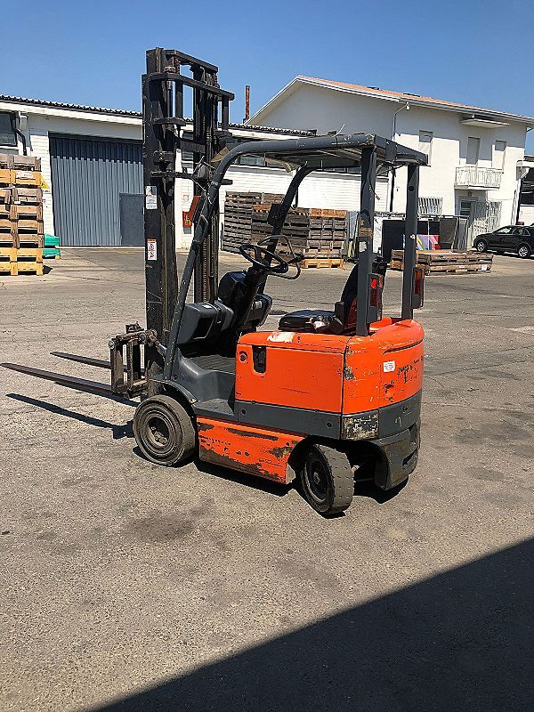 Muletto_Toyota_6FB15_alzata_4000