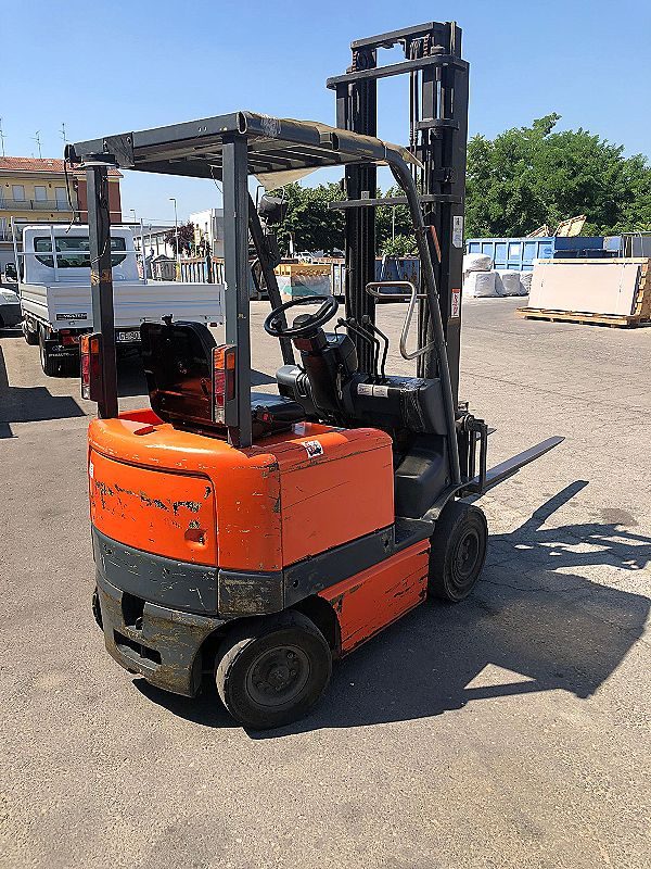 Muletto_Toyota_6FB15_alzata_4000
