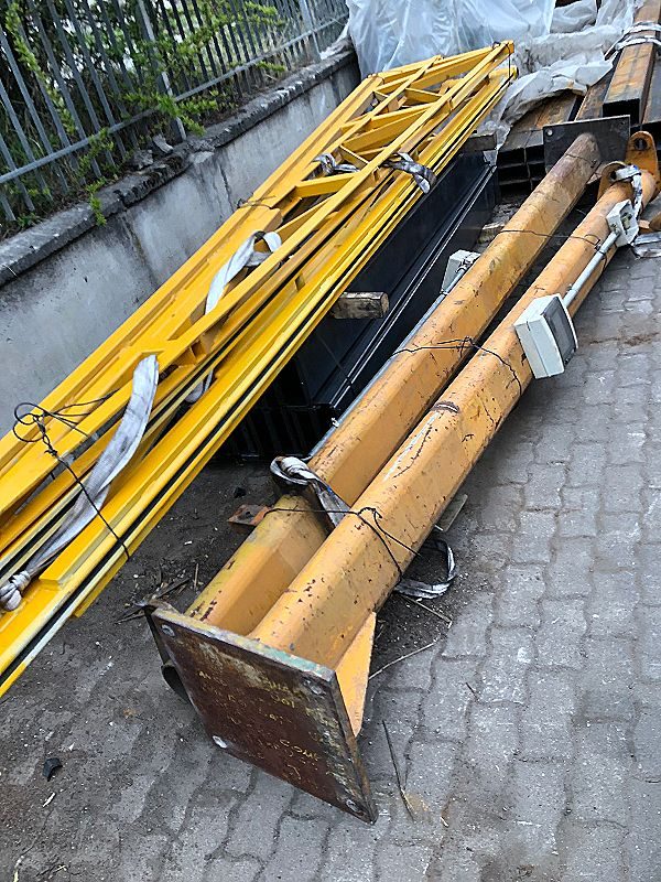 Gru_a_bandiera_Demag
