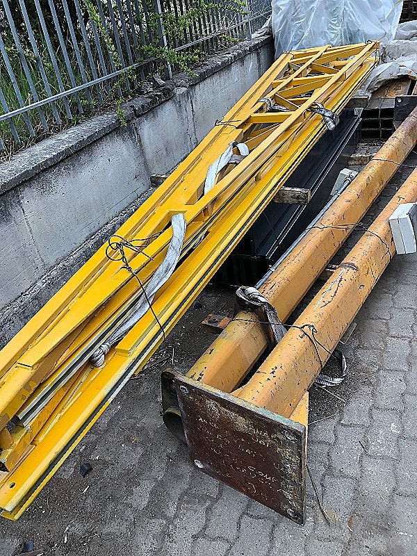 Gru_a_bandiera_Demag