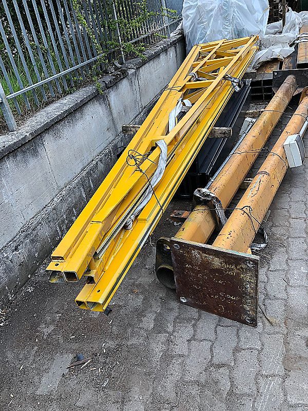 Gru_a_bandiera_Demag
