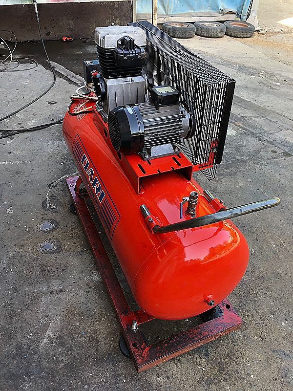 Compressore a pistoni della DARI da 200 litri.