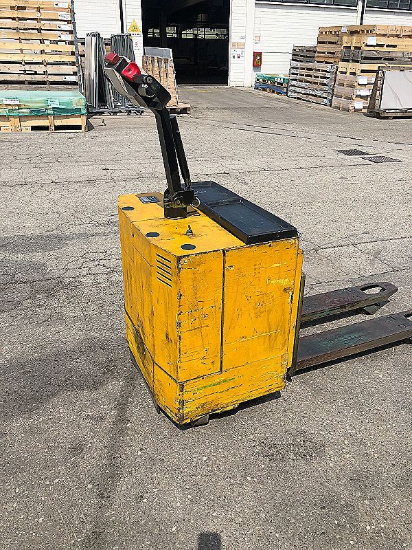 Transpallet_elettrico_con_carica_batteria