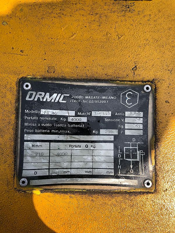 Transpallet_elettrico_con_carica_batteria