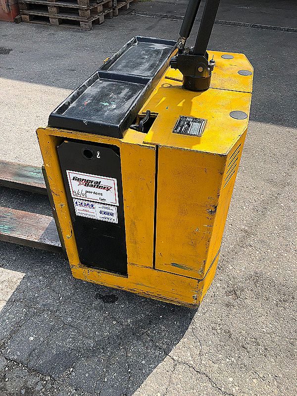 Transpallet_elettrico_con_carica_batteria