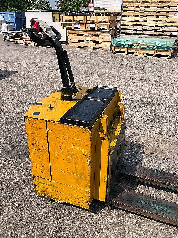 Transpallet_elettrico_con_carica_batteria