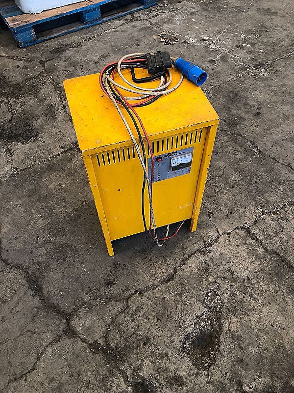 Transpallet_elettrico_con_carica_batteria