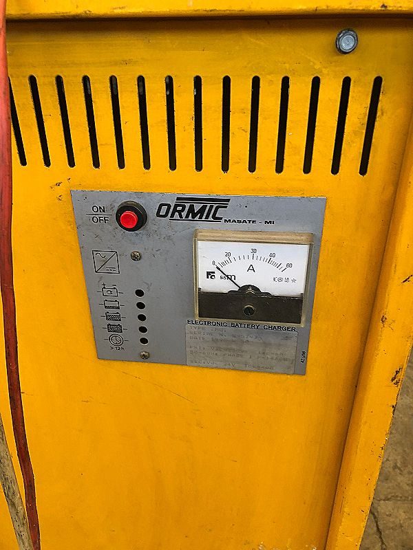 Transpallet_elettrico_con_carica_batteria