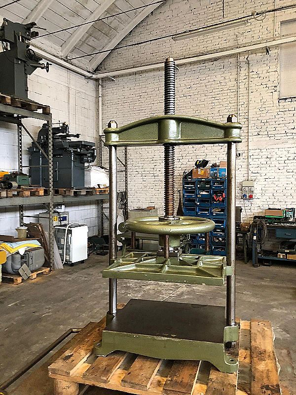 Pressa_manuale_per_cartotecnica