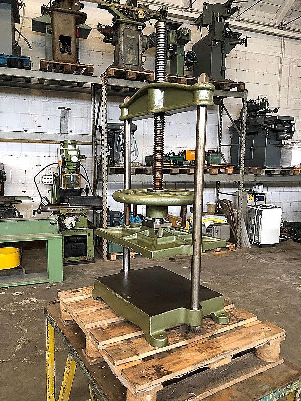 Pressa_manuale_per_cartotecnica