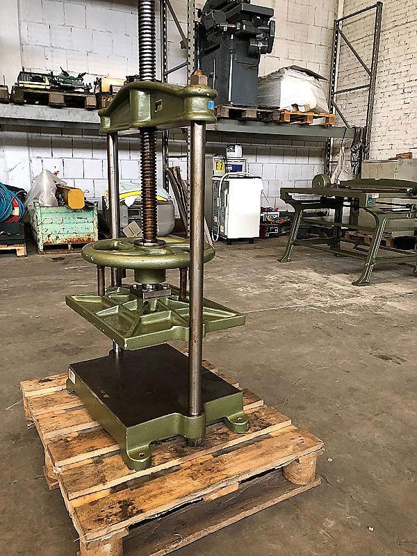 Pressa_manuale_per_cartotecnica