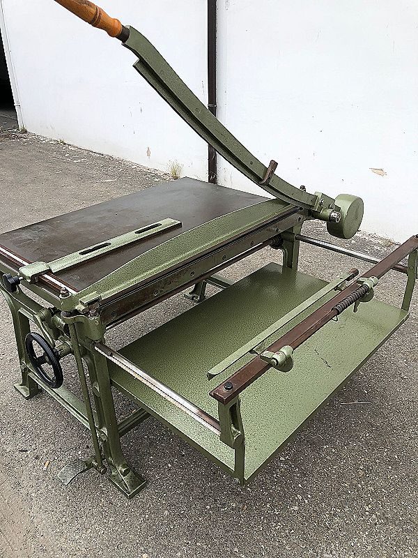 Taglierina_manuale_per_carta